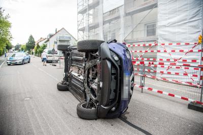 Stuttgart-Degerloch: Pkw rammt geparkten Wagen und landet auf der Fahrerseite